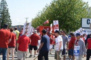 Striking workers on the picket line at Cascade Aerospace in Abbotsford, BC. (credit: cawlocal114.blogspot.ca)